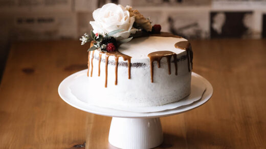 Vadelmasuklaa-halfnakedcake €55,00 – €150,00